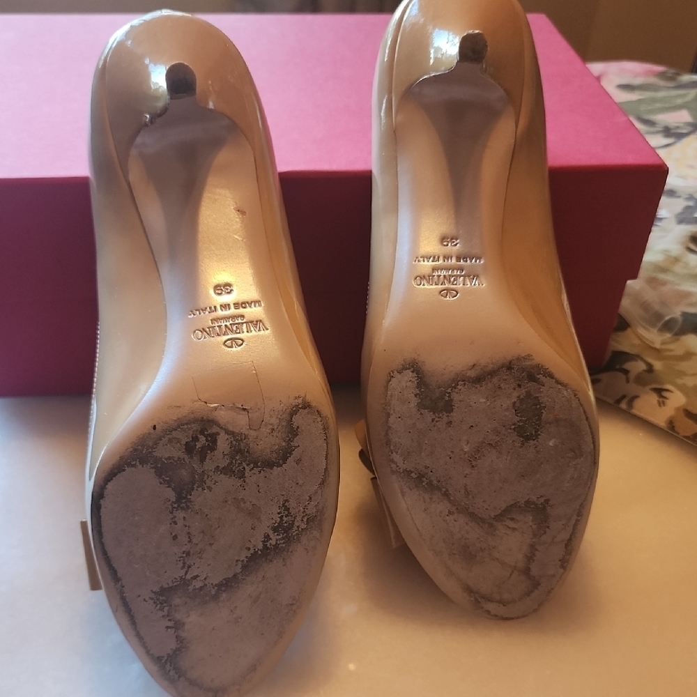 Valentino Nude Patent Leather Bow Pumps – Size 39 - Picture 5 of 9
